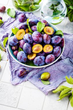 Masanın üzerinde taze olgun organik erikler olan kasenin yakın plan görüntüsü.  