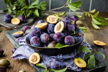 Masanın üzerinde taze olgun organik erikler olan kasenin yakın plan görüntüsü.  