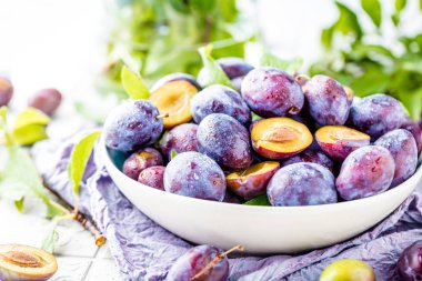 Taze olgun eriklerle dolu kasenin yakın plan görüntüsü.  