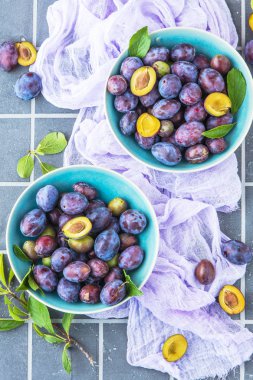 masada taze olgun erik ile kase üst görünümü 