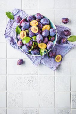 masada taze olgun erik ile kase, üst görünümü