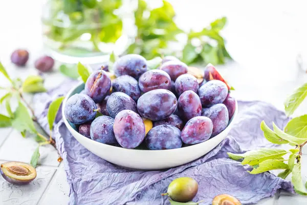 masada taze olgun erik ile kase, yakın çekim görünümü