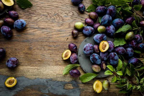 Top View Fresh Ripe Plums Leaves Wooden Table — Stock Photo, Image