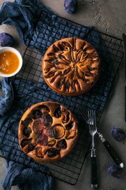 masada erik ile gurme tatlı kek üst görünümü 