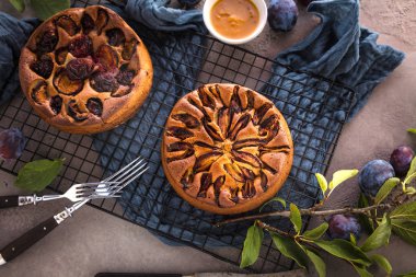 masada erik ile gurme tatlı turta üst görünümü 