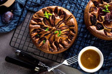 masada erik ile lezzetli tatlı pişmiş kek üst görünümü