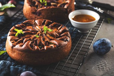 masada erik ile lezzetli tatlı pişmiş turta yakın çekim görünümü