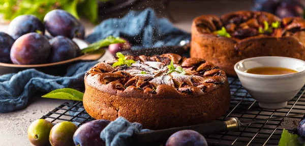 Nahaufnahme Von Köstlichen Süßen Kuchen Mit Pflaumen Auf Dem Tisch — Stockfoto
