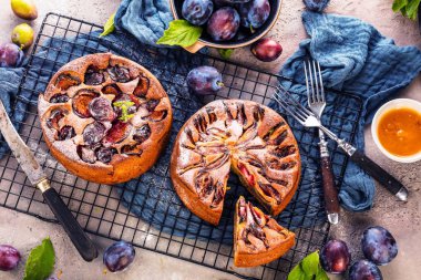 taze olgun erik ile lezzetli kek üst görünümü 