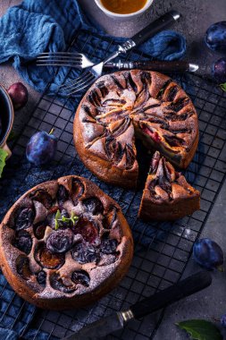 taze olgun erik ile lezzetli kek yakın çekim görünümü 