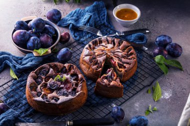 taze olgun erik ile lezzetli kek yakın çekim görünümü