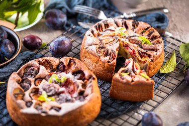 taze olgun erik ile lezzetli kek yakın çekim görünümü
