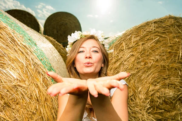 Fröhliche Junge Frau Bayerischer Tracht Bläst Kuss Und Lächelt Die — Stockfoto