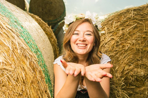 Χαρούμενη Νεαρή Γυναίκα Παραδοσιακά Βαυαρικά Ρούχα Που Ανατινάζουν Φιλιά Και — Φωτογραφία Αρχείου