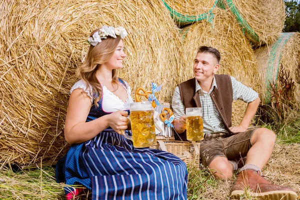 Glückliche Junge Freunde Bayrischen Trachten Sitzen Neben Strohballen Und Trinken — Stockfoto