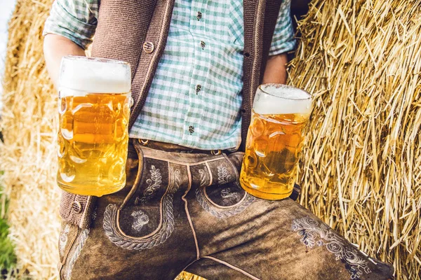 Mitte Junger Mann Tracht Der Neben Heuhaufen Steht Und Biergläser — Stockfoto