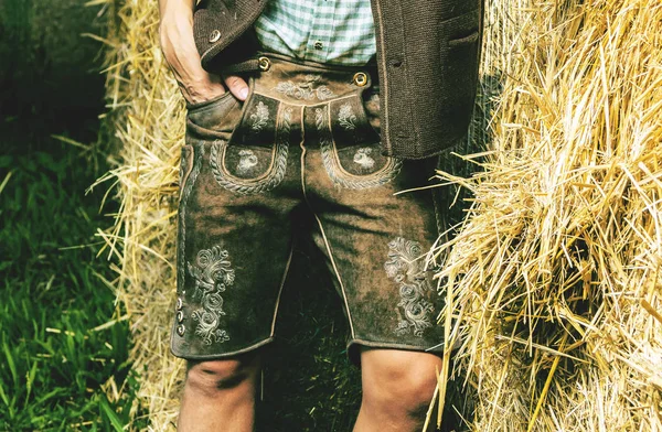 Обрезанный Снимок Молодого Человека Традиционном Немецком Костюме Стоящего Рукой Кармане — стоковое фото