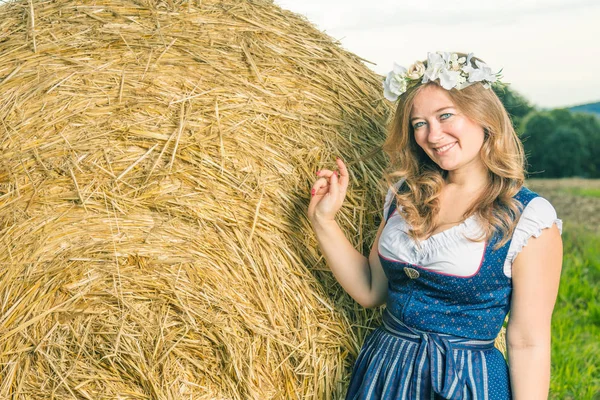 Vrouw Traditionele Beierse Kleren Glimlachend Camera Buurt Van Strobalen Zonnige — Stockfoto