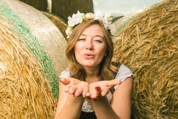 Schöne Lächelnde Junge Menschen Bayerischer Tracht Der Nähe Von Strohballen — Stockfoto