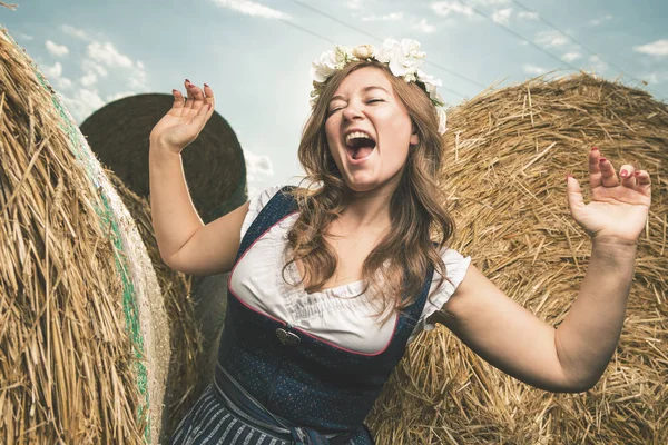 Щасливий Молодий Традиційному Баварському Одязі Біля Соломи Тюки Сонячний День — стокове фото