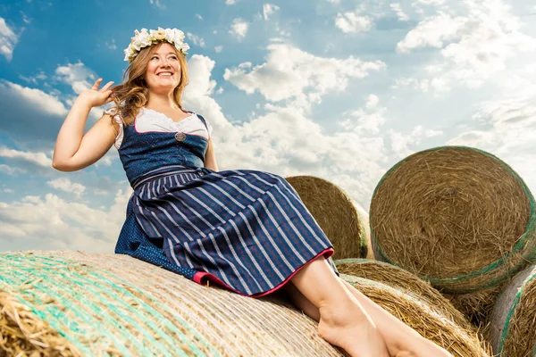 Frau Bayerischer Tracht Der Nähe Von Strohballen Sonnigem Tag Flache — Stockfoto