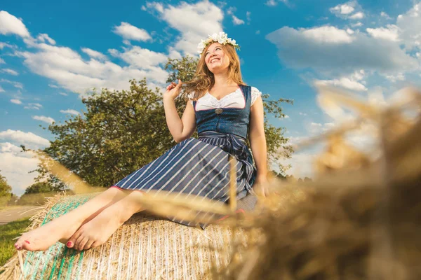 Frau Bayerischer Tracht Auf Strohballen Sonnigem Tag Bayern Tiefblick — Stockfoto