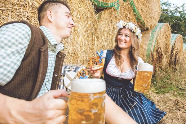 Happy Young Couple Sitting Straw Bales Drinking Beer Oktoberfest Concept — Stock Photo, Image