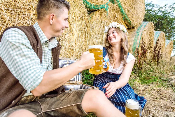 Fröhliche Junge Freunde Die Brezel Essen Und Bier Trinken Während — Stockfoto