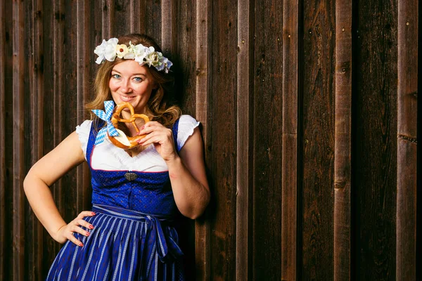 Mooie Gelukkige Jonge Vrouw Beierse Kostuum Houden Pretzel Oktoberfest Concept — Stockfoto