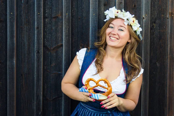 Aantrekkelijke Jonge Vrouw Het Houden Van Krakeling Glimlachend Camera Oktoberfest — Stockfoto