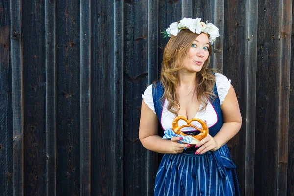 Aantrekkelijke Jonge Vrouw Het Houden Van Krakeling Glimlachend Camera Oktoberfest — Stockfoto