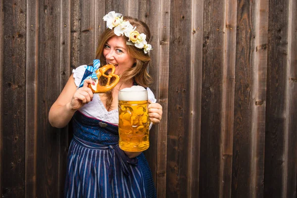 Hermosa Mujer Joven Sosteniendo Vaso Cerveza Con Pretzel Sonriendo Cámara —  Fotos de Stock