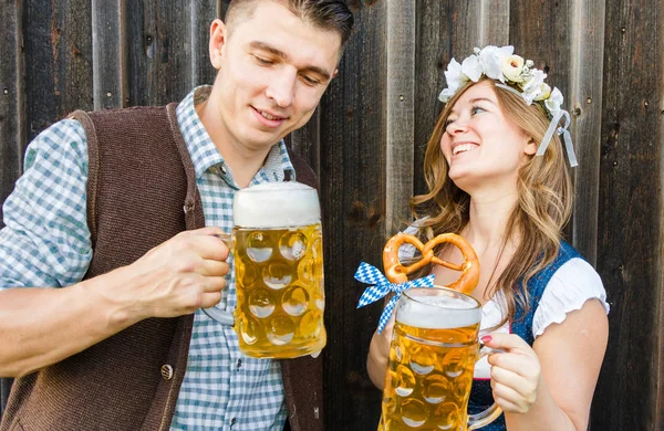Glückliches Junges Paar Mit Bierkrügen Oktoberfest Konzept — Stockfoto