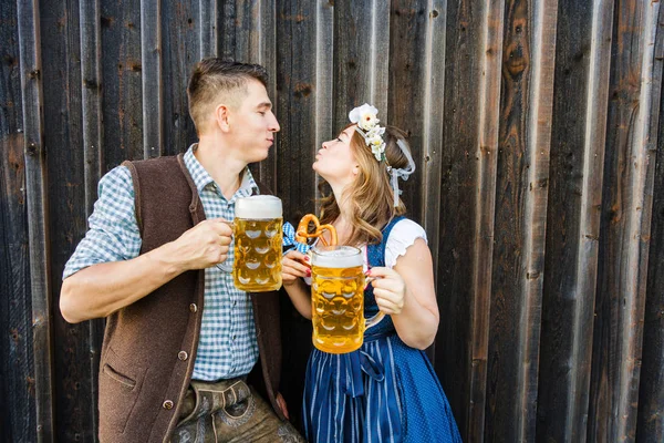 Boldog Fiatal Pár Gazdaság Bögre Sört Mosolyogva Egymást Oktoberfest Koncepció — Stock Fotó