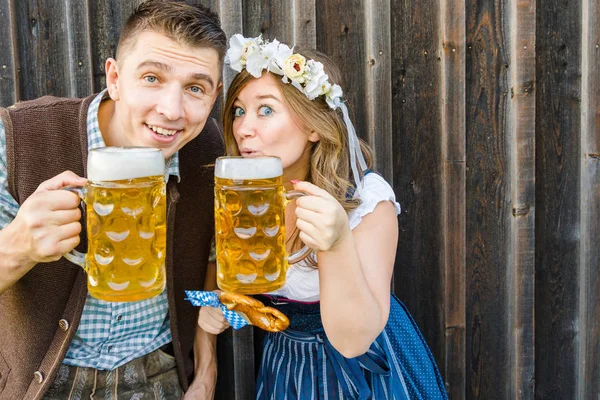 Gelukkig Jong Stel Houden Mokken Van Bier Glimlachend Camera Oktoberfest — Stockfoto