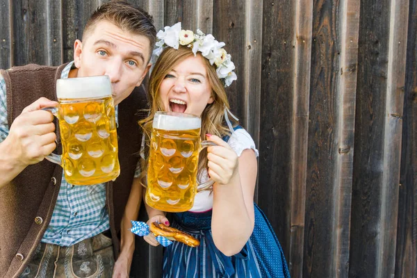 Glückliches Junges Paar Mit Bierkrügen Der Hand Und Lächelnd Die — Stockfoto