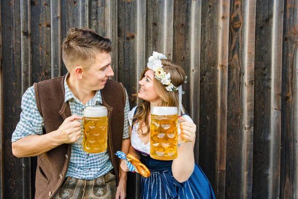 Happy Young Couple Holding Mugs Beer Smiling Each Other Oktoberfest — Stock Photo, Image