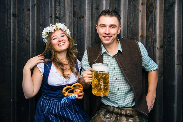 Young Couple Bavarian Costumes Holding Beer Pretzel Oktoberfest Concept — Stock Photo, Image