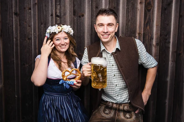 Pareja Joven Trajes Bavarianos Sosteniendo Cerveza Pretzel Concepto Oktoberfest —  Fotos de Stock