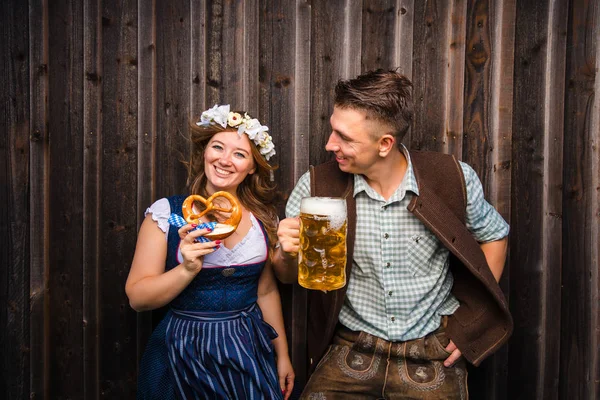 Gelukkig Jong Stel Beierse Kostuums Houden Bier Pretzel Oktoberfest Concept — Stockfoto