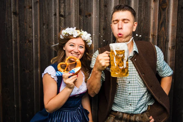 Felice Giovane Coppia Costumi Bavaresi Possesso Birra Pretzel Concetto Oktoberfest — Foto Stock