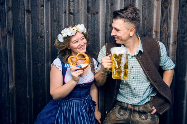 Feliz Jovem Casal Trajes Bávaros Segurando Cerveja Pretzel Conceito Oktoberfest — Fotografia de Stock