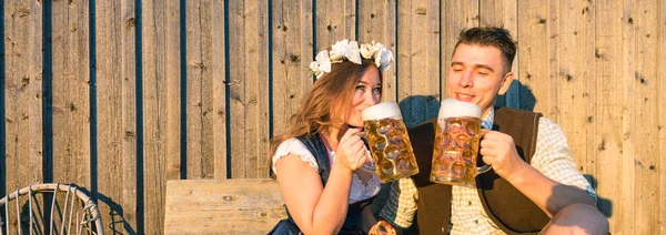 Feliz Jovem Casal Trajes Bávaros Beber Cerveja Conceito Oktoberfest — Fotografia de Stock