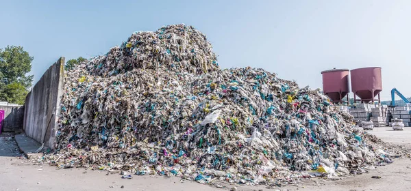 yığın eski metal ve geri dönüşüm için donatım