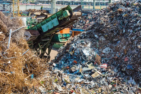 Kupie Stare Metalu Urządzenia Recyklingu — Zdjęcie stockowe