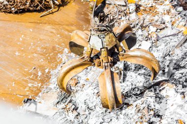 yığın eski metal ve geri dönüşüm için donatım