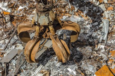 yığın eski metal ve geri dönüşüm için donatım