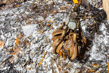 yığın eski metal ve geri dönüşüm için donatım