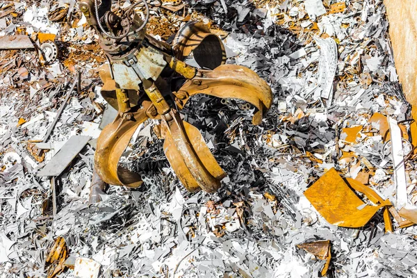 yığın eski metal ve geri dönüşüm için donatım