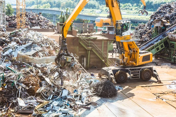 Altmetallhaufen Und Geräte Zum Recyceln — Stockfoto